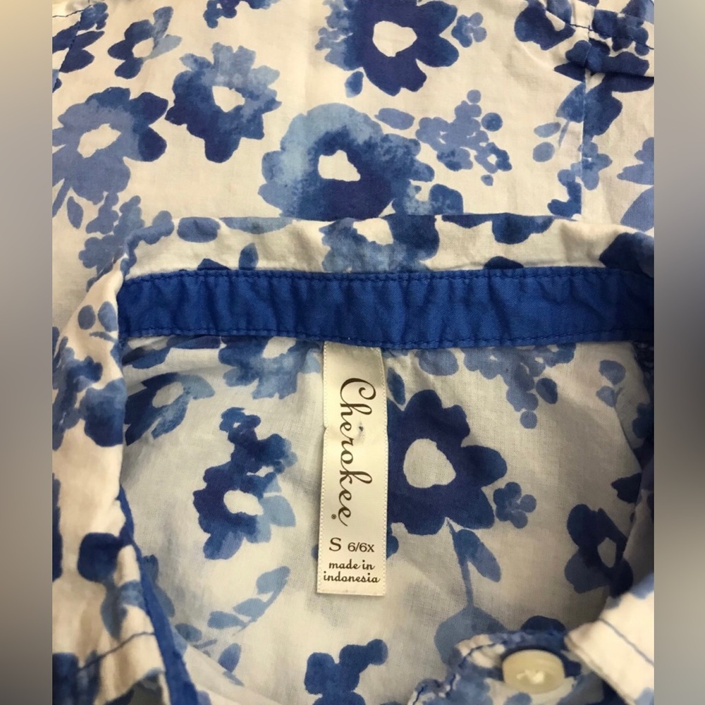 Cherokee Blue Flower Floral Print Blouse 
Size Small 6 / 7 
Hawaiian Button Down - Picture 7 of 12